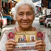 Adulta mayor con Tarjeta Dorada. Imagen creada con Gemini