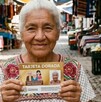 Adulta mayor con Tarjeta Dorada. Imagen creada con Gemini