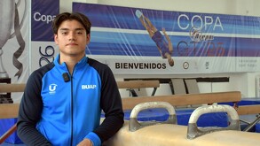 Carlo Joseph Ledo en posición vertical con los aros de Gimnasia Artística