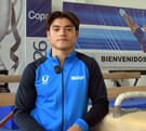 Carlo Joseph Ledo en posición vertical con los aros de Gimnasia Artística
