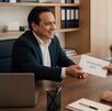 Jefe pagando las utilidades de 2026 a empleado