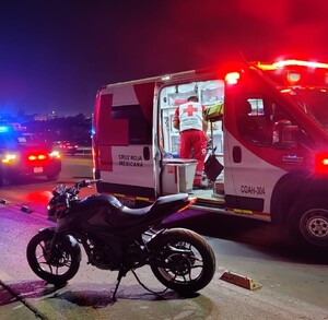 Paramédicos atendiendo a un joven motociclista que sufrió un accidente en el bulevar Laguna.