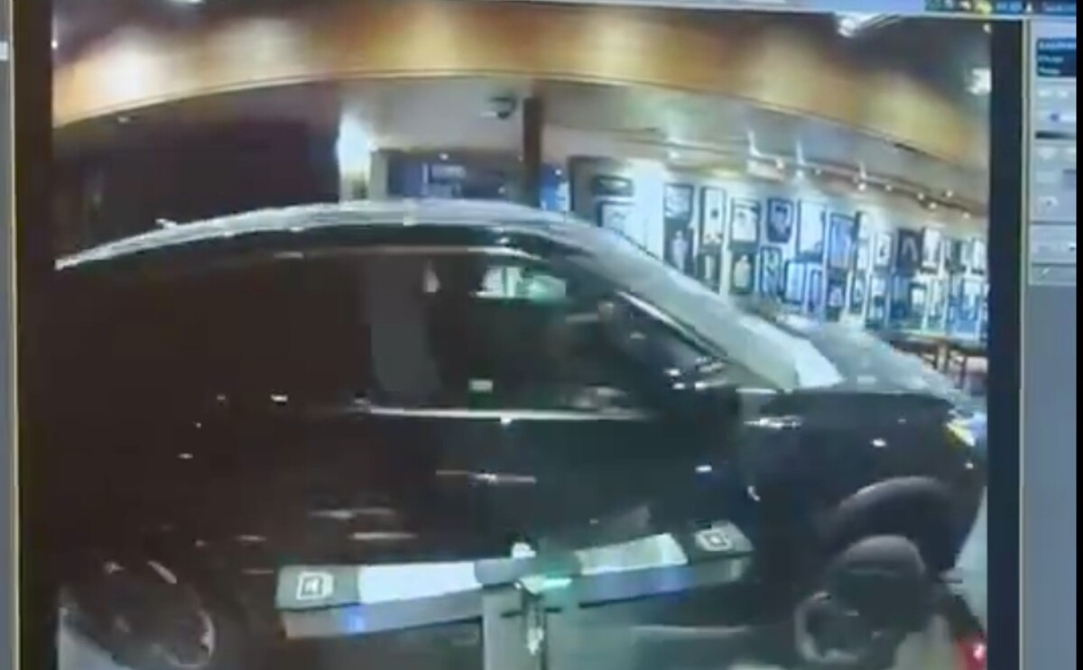 Auto siendo estrellado contra un club deportivo luego de que su conductor fuera despedido.