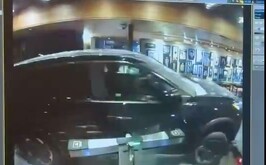 Auto siendo estrellado contra un club deportivo luego de que su conductor fuera despedido.