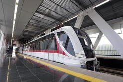 Tren Ligero de Guadalajara arribando a una estación de la Línea 3