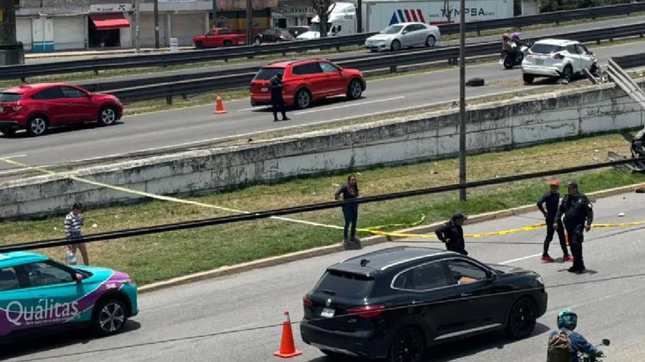Una carambola en la carretera México-Toluca provocó la caída de un vehículo desde un puente en San Mateo Atenco; el accidente dejó una persona muerta y varios l