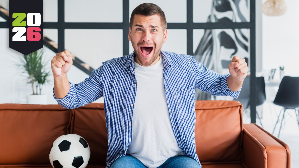 Hombre viendo un partido del Mundial 2026.