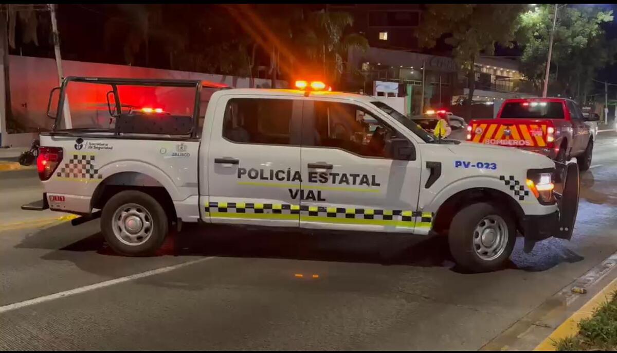 Un choque en Av. Vallarta y Calzada de las Palmas provoca el cierre de carriles hacia Periférico. Hay dos motociclistas lesionados en Zapopan.