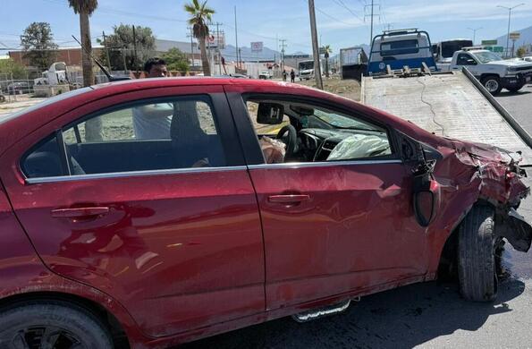 José Israel 'N' volcó su auto tras impactar a un transporte de personal de DM Control en Fundadores. Intentó escapar a pie pero fue capturado.