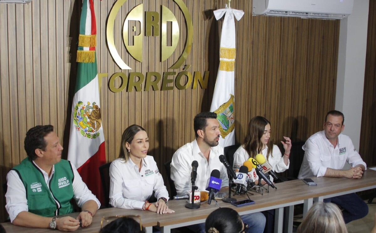 Fernando Villarreal, encabezó el acto acompañado de los candidatos Ximena Villarreal; Verónica Martínez, Felipe González, y Hugo Dávila.
