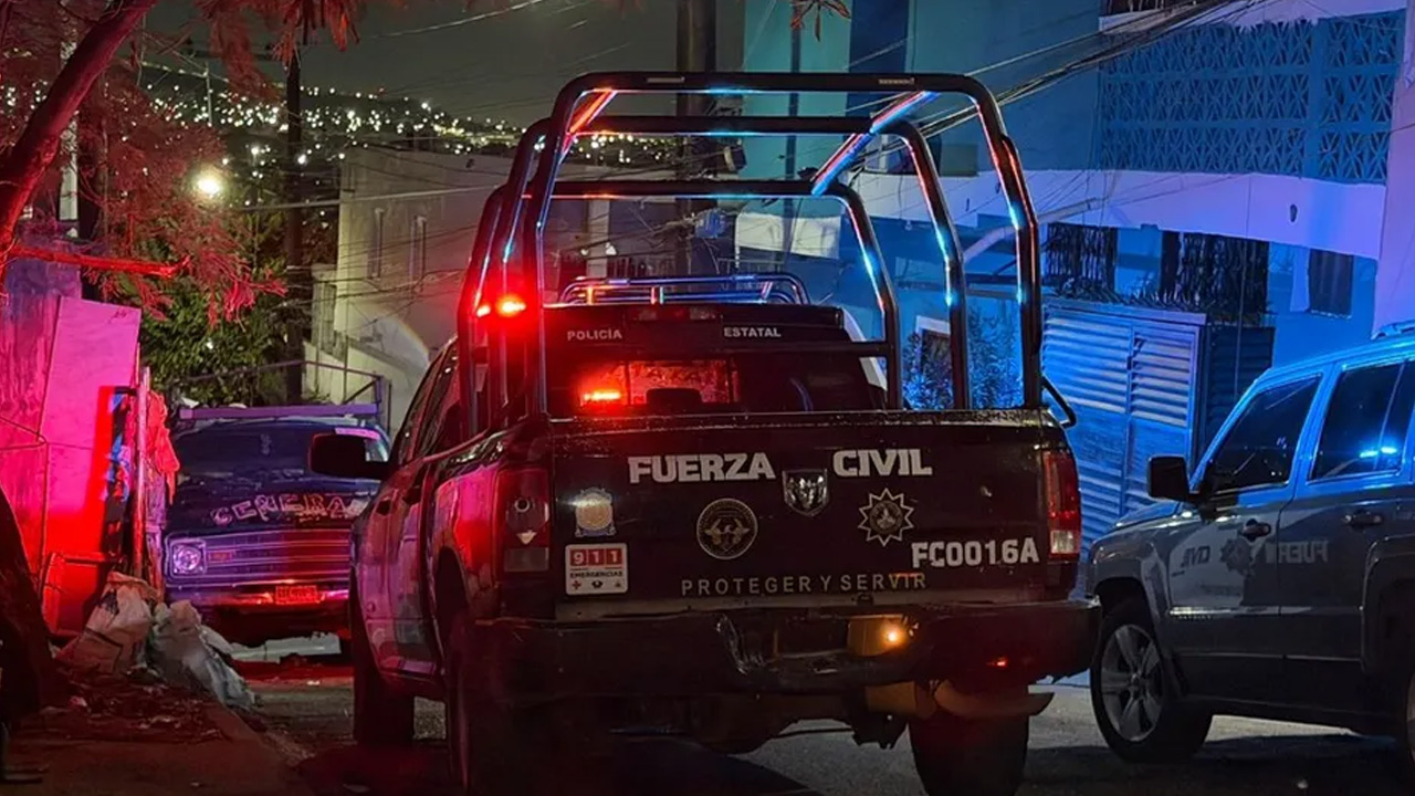Un hombre resultó herido tras ser atacado a balazos por sujetos en motocicleta en la colonia Tierra y Libertad, en Monterrey.