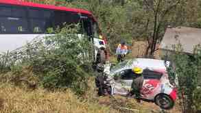 Un autobús y un coche cayeron de un barranco en Lerma, Estado de México.