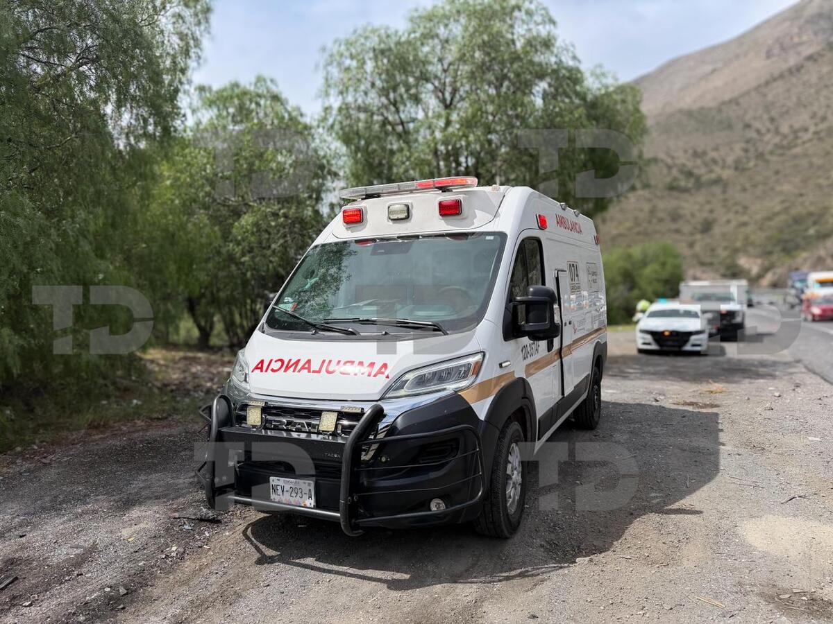 Volcadura en Carretera 57 colapsa tránsito en Los Chorros; material derramado genera alerta en la zona.