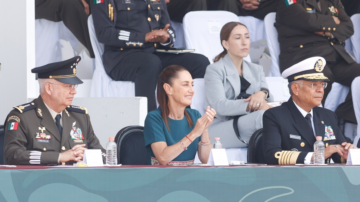 Claudia Sheinbaum aplaudiendo en la mesa principal durante el Desfile del 5 de Mayo en Puebla