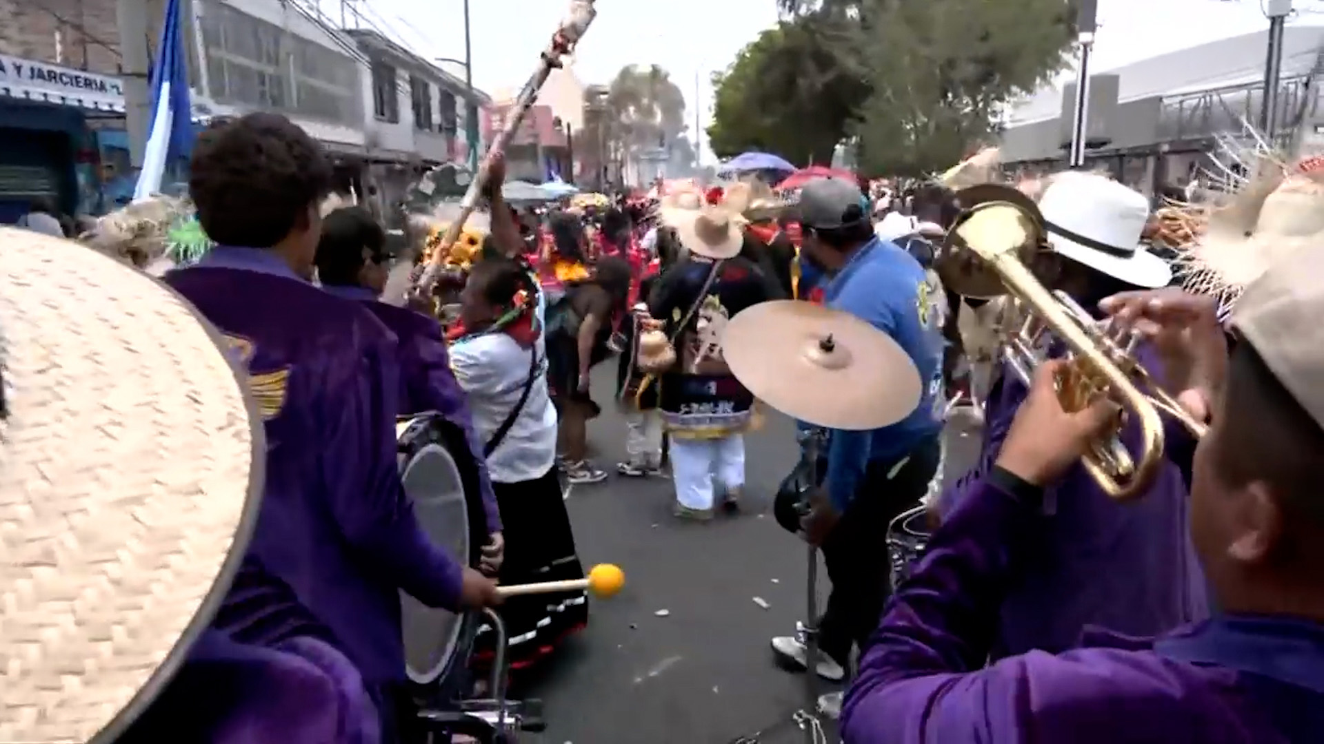 El pueblo de San Juan de Aragón conmemora 130 años de la Batalla de Puebla con detonaciones de pólvora y música tradicional. Vive la fiesta en la GAM.
