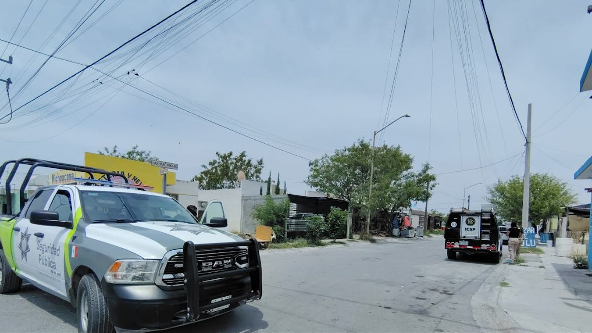 Cinco personas fueron asesinadas en un domicilio de Ciénega de Flores. La Fiscalía realizó un cateo y aseguró sustancias ilícitas en el lugar de la masacre.