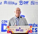 Román Cepeda anunciando el programa del DIF