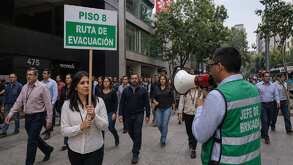 Trabajadores que salen de sus trabajos para participar en el simulacro nacional 2026