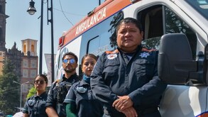 Cuerpo del servicio de emergencias médicas en las calles de la capital de puebla durante el desfile 5 de mayo