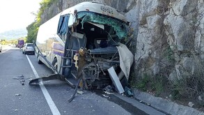 Al menos dos personas murieron y una decena más resultaron lesionadas tras un choque frontal entre una camioneta y un autobús foráneo de pasajeros.