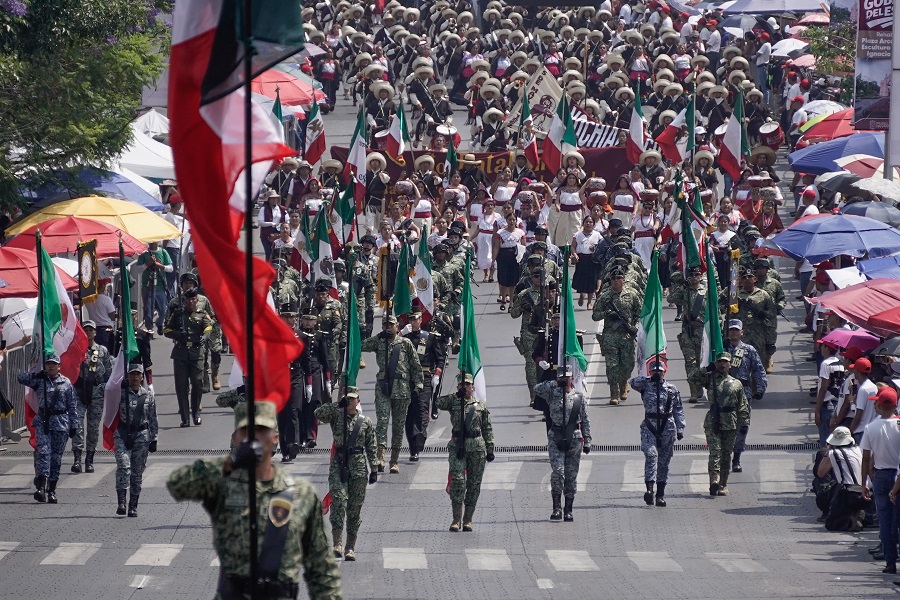 Militares desfilan con la bandera de México en Puebla.