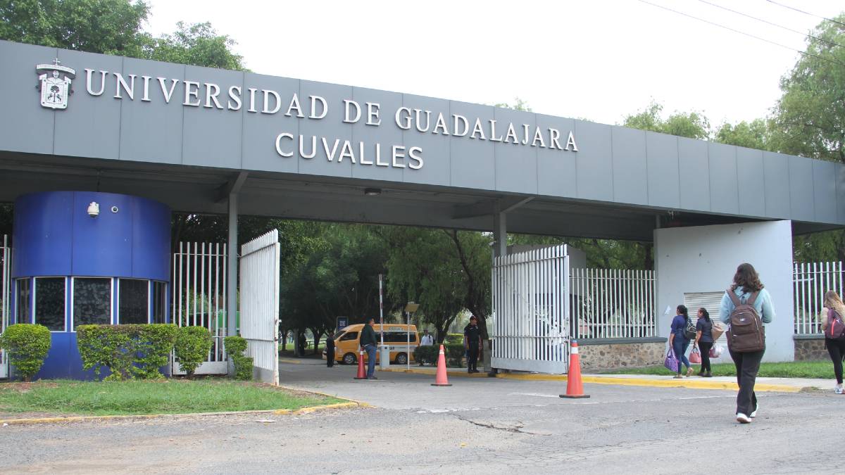 Foto del centro universitario Valles de la UdG, fotografia a la entrada del plantel