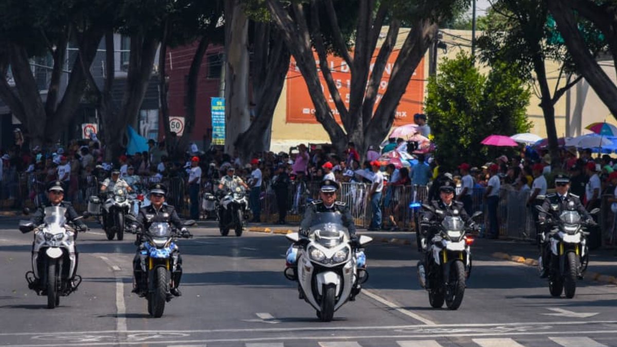 Cuerpo de seguridad de Puebla en el desfile del 5 de mayo por una de las calles de la capital