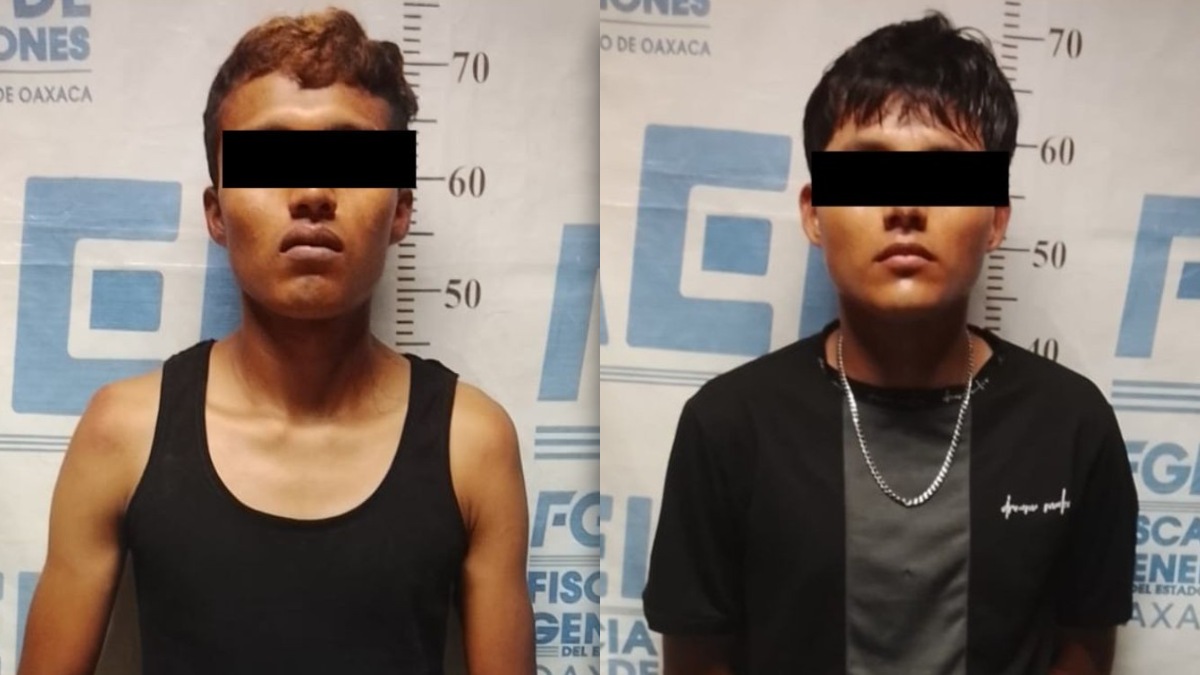 Dos hombres presentados ante la justicia en Oaxaca, cubiertos con cinta negra en los ojos.