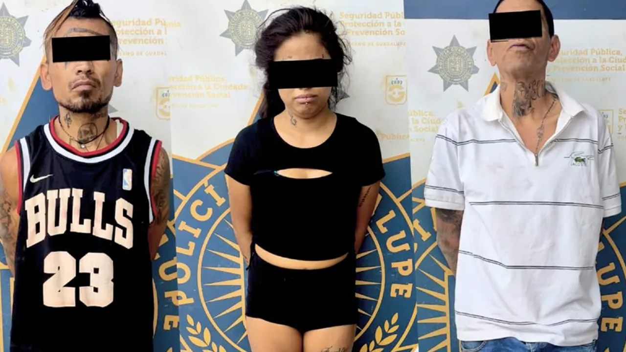Tres personas fueron detenidas en Guadalupe, Nuevo León, por su presunta relación con el narcomenudeo; les aseguraron dosis de mariguana y una réplica de arma.