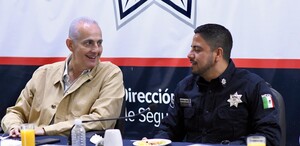 Román Alberto Cepeda junto a Alfredo Flores Originales en la reunión semanal de seguridad de Torreón.