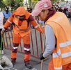 Mujeres trabajadoras del servicio de limpieza en Puebla barriendo basura de una de las calles de la capital