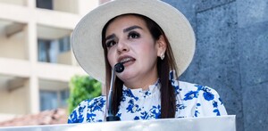 Grecia Quiroz, alcaldesa de Uruapan y viuda de Calos Manzo, hablando delante de un podio con un micrófono durante presentación pública