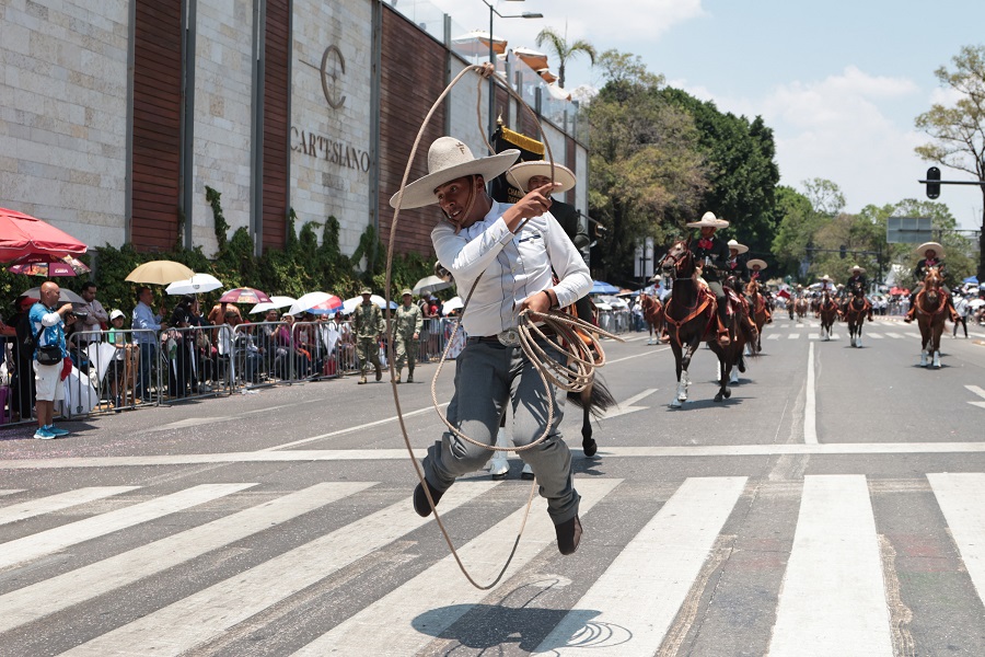 Charro haciendo un truco en la calle.