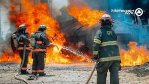 Un aparatoso accidente entre un tren y una pipa cargada con combustible provocó una fuerte explosión la mañana de este martes sobre la carretera estatal 100.