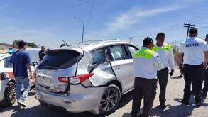Vehículo dañado tras choque con tren en Gómez Palacio