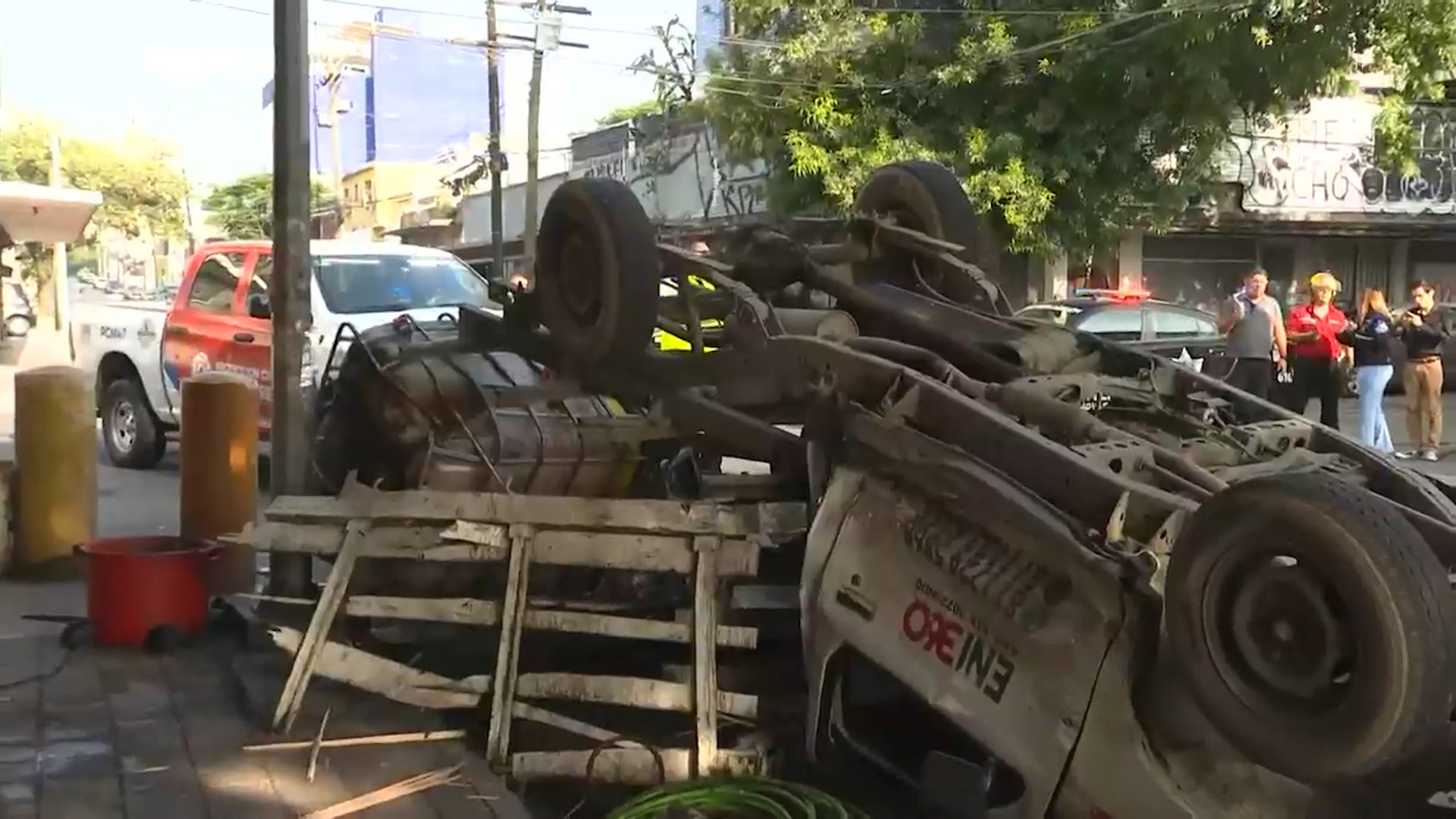 Dos personas heridas tras volcadura en cruce de Arteaga y Diego de Montemayor en Monterrey. Protección Civil controla derrame de gasolina en la zona.