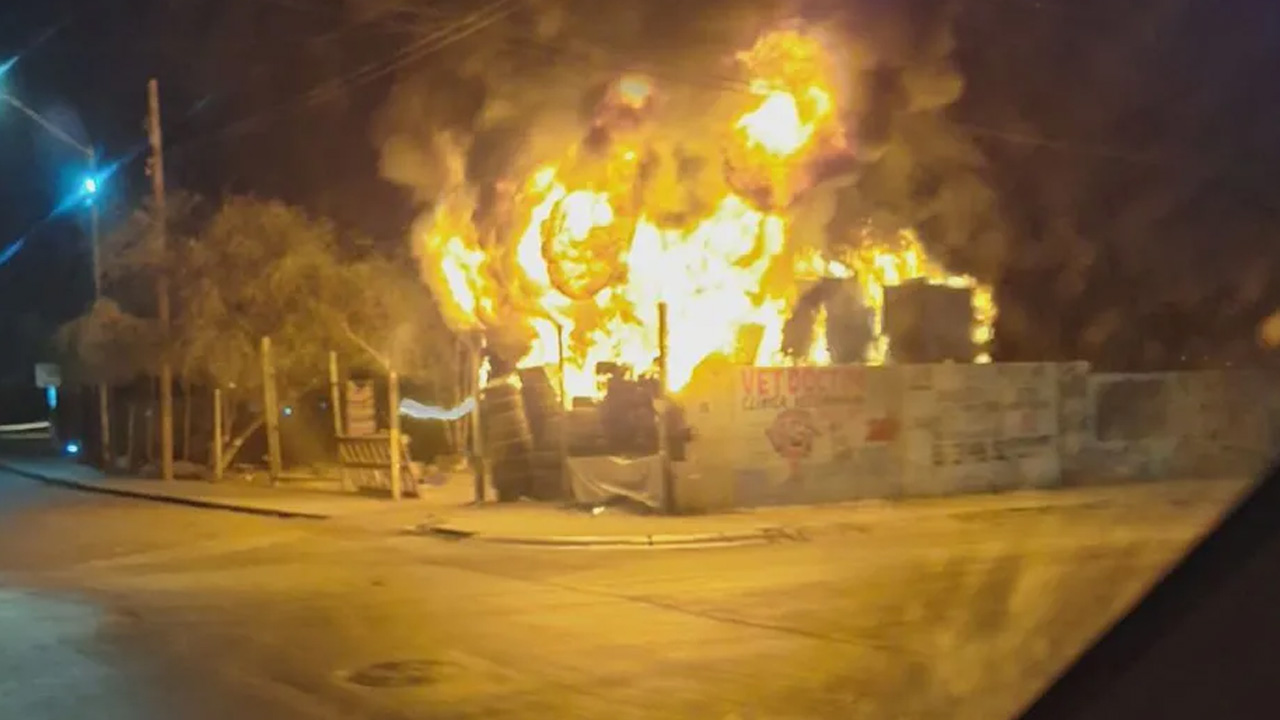 Un fuerte incendio en una vulcanizadora de la colonia Privadas de Santa Catarina movilizó a cuerpos de emergencia.