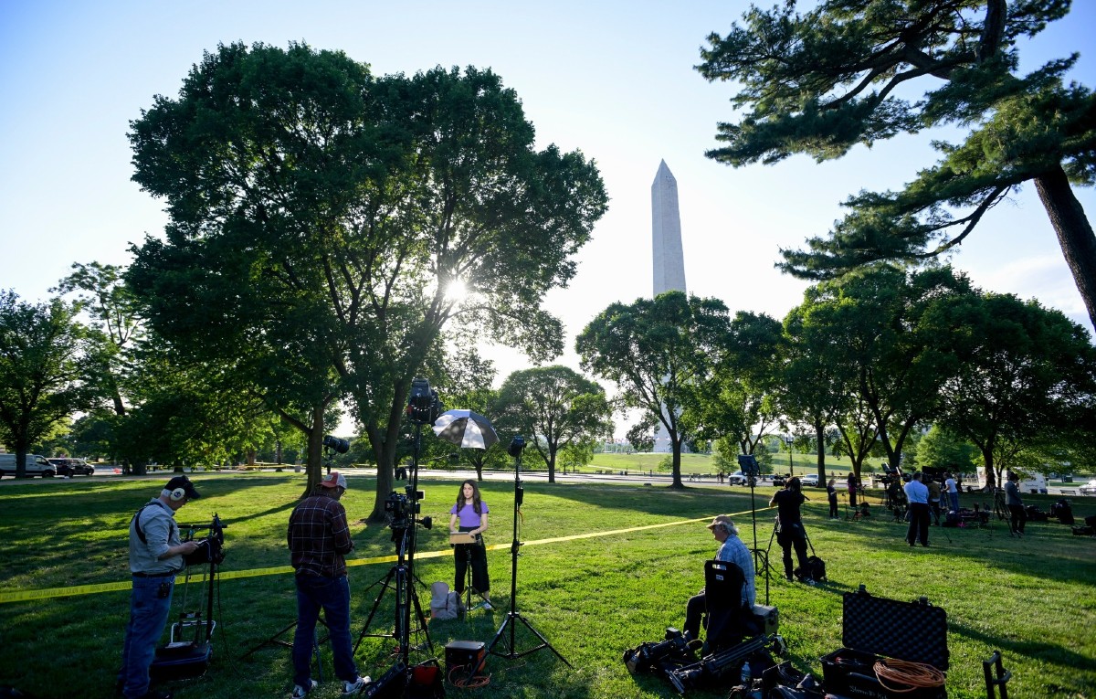 El Servicio Secreto y la policía local vigilan el lugar en donde agentes del orden balearon a una persona cerca del Monumento a Washington
