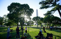El Servicio Secreto y la policía local vigilan el lugar en donde agentes del orden balearon a una persona cerca del Monumento a Washington