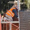 un trabajador de construcción en una obra
