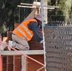 un trabajador de construcción en una obra