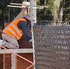un trabajador de construcción en una obra
