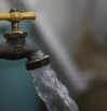 Se observa una llave y sale de ella un chorro de agua.