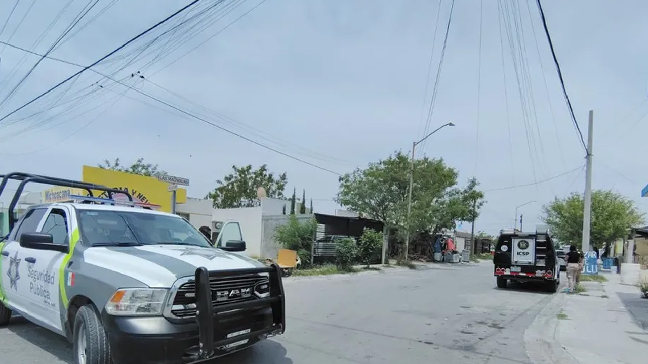 Autoridades realizaron un cateo en la vivienda donde fueron asesinadas cinco personas en Ciénega de Flores; en el lugar aseguraron sustancias ilícitas.