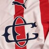 Descubre el nuevo jersey conmemorativo por el 120 aniversario de Chivas. Conoce su precio, características de colección y dónde comprarlo.