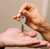 Conoce los requisitos y el proceso de registro para el programa Mi Primera Renta del IJALVI. Obtén 2,500 pesos mensuales de apoyo para tu vivienda.