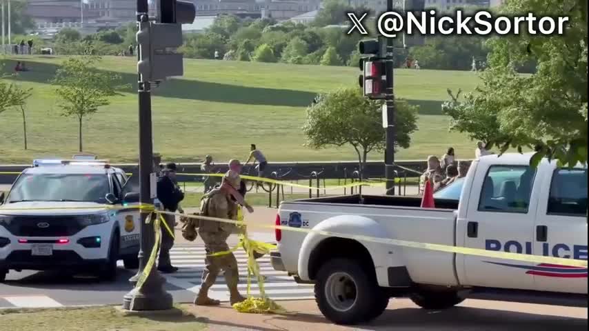 Un hombre que fue visto por agentes policiales portando un arma en las inmediaciones de la Casa Blanca fue baleado el lunes.
