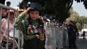 Niño vestido de militar durante el dsfile del 5 de mayo 2026 en Puebla.