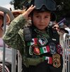 Niño vestido de militar durante el dsfile del 5 de mayo 2026 en Puebla.