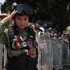 Niño vestido de militar durante el dsfile del 5 de mayo 2026 en Puebla.